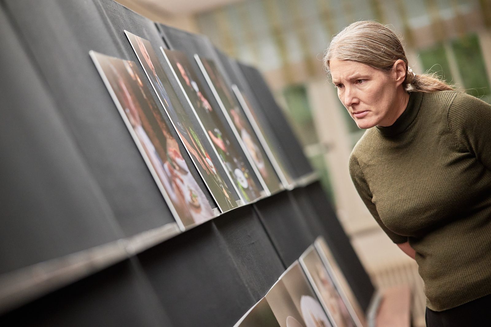 Stefanie Blochwitz prüft als Bildjurorin eine Reihe von Prints an der Jurierungswand