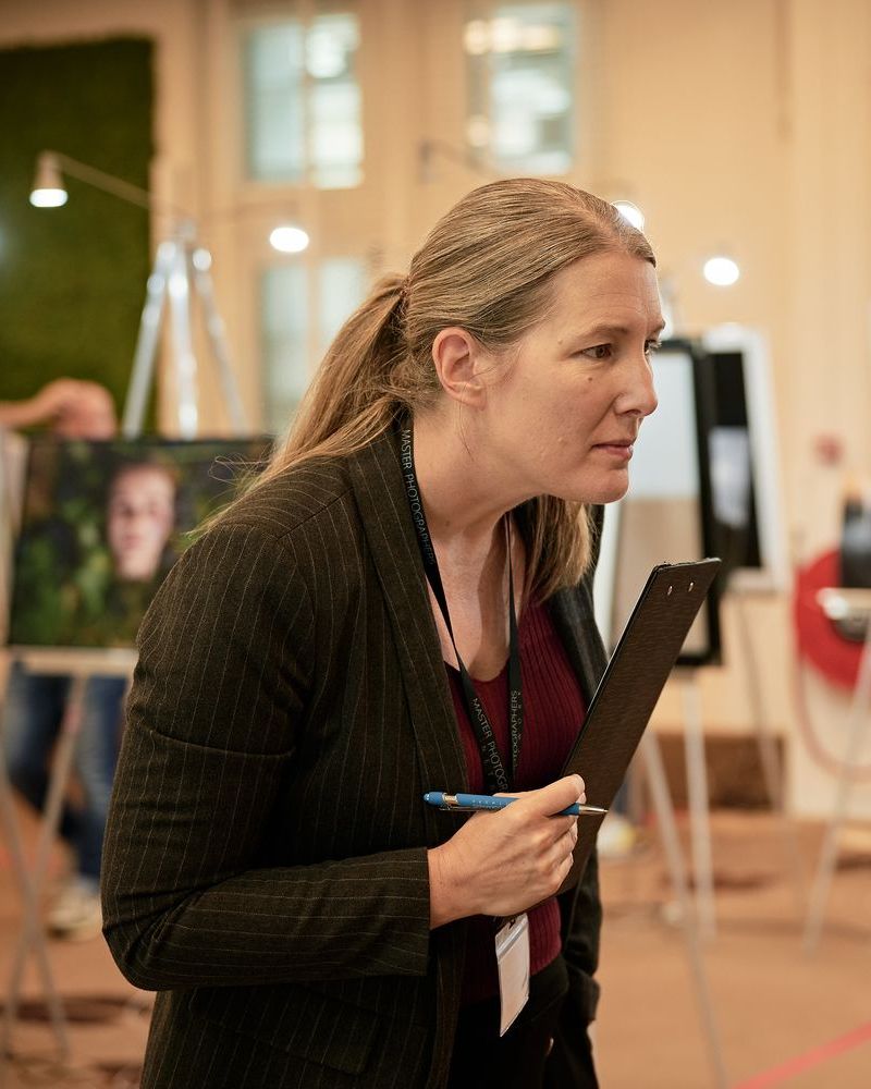 Stefanie Blochwitz mit Klemmbrett bei einer Print-Jurierung