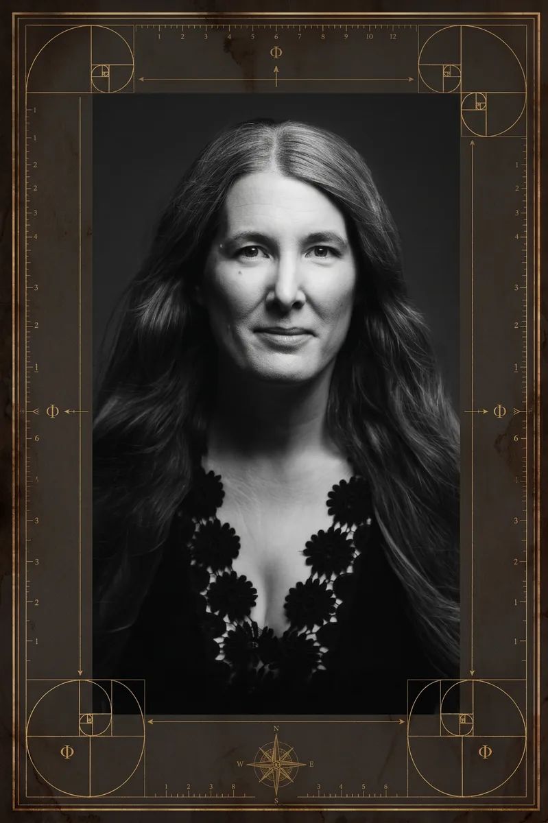 Schwarz-weiss-Portrait von Stefanie Blochwitz in einem goldenen Rahmen