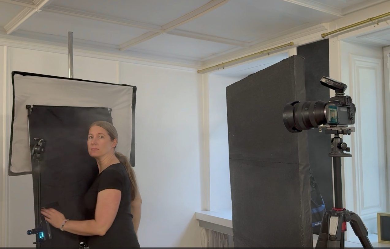 Stefanie Blochwitz richtet im Studio eine Softbox für ein Portrait ein
